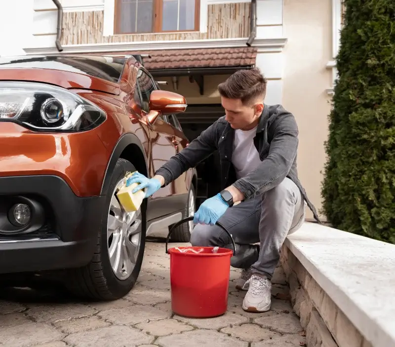 Lavage auto à domicile Rilly-la-Montagne : professionnel intervenant sur un véhicule